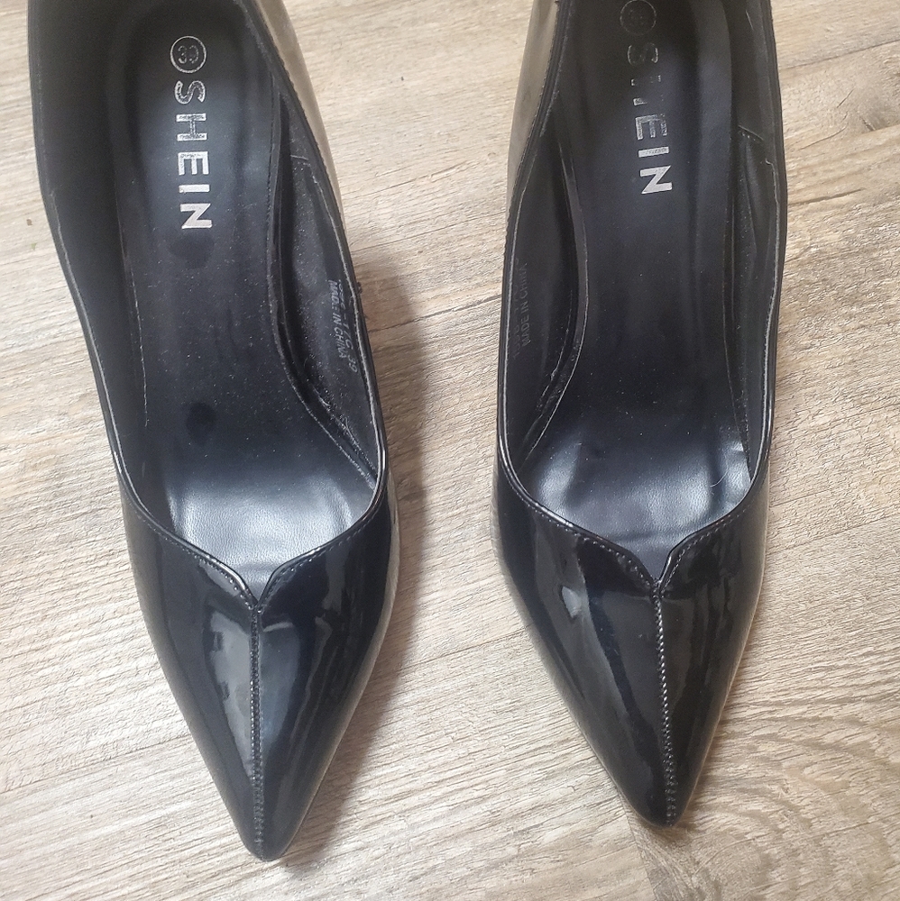 Black pumps